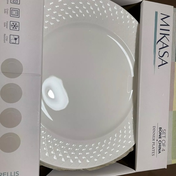 New In Box Mikasa Trellis Bone China White Dinner Plates, Set of 4 - Picture 7 of 7
